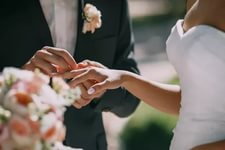تفسير حلم الزواج للعزباء